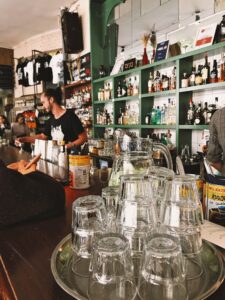 משפיעניות לקידום עסקים קטנים בתל אביב – הדרך החכמה להגיע ללקוחות חדשים